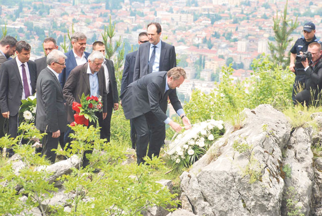 Polaganje venca na Kazanima (Foto: D. Stanišić)