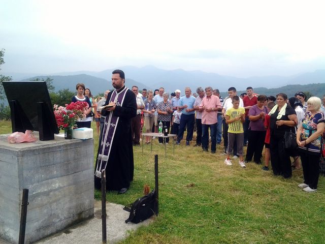 Polaganjem cvijeća i paljenjem svijeća kod seoskog spomen-obilježja, danas je obilježeno stradanje 32 srpska borca i civila u selu Jelačići u kladanjskoj opštini, koje su tokom proteklog otadžbinskog rata ubili pripadnici takozvane Armije BiH.