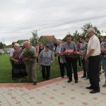 U Lugovima kod Šamca danas je služen parastos kod spomen-ploče postavljene na Crkvi Svetog Sisoja za 24 poginula borca Vojske Republike Srpske i šest civila iz Srnica i drugih mjesta širom BiH .Predsjednik Savjeta Mjesne zajednice Lugovi Spaso Lazić Foto: SRNA
