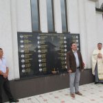 U Lugovima kod Šamca danas je služen parastos kod spomen-ploče postavljene na Crkvi Svetog Sisoja za 24 poginula borca Vojske Republike Srpske i šest civila iz Srnica i drugih mjesta širom BiH .Predsjednik Savjeta Mjesne zajednice Lugovi Spaso Lazić Foto: SRNA