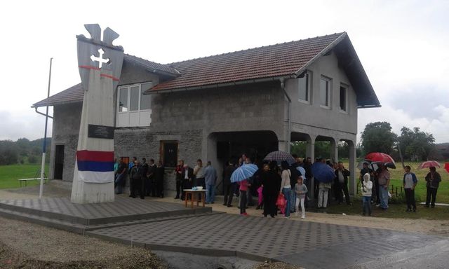 U Gornjoj Drenovi u opštini Prnjavor danas je otkriveno i osveštano novoizgrađeno spomen-obilježje za 11 boraca Vojske Republike Srpske sa područja Mjesne zajednice Drenova