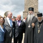 Принц Александар Карађорђевић и принцеза Катарина са владиком рашко-призренским Теодосијем.