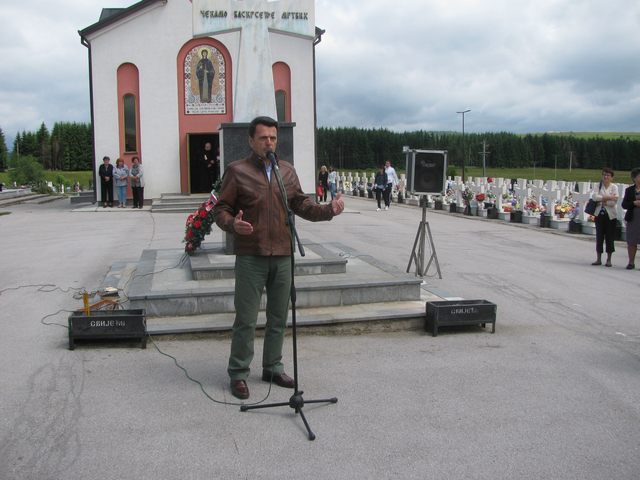 Na vojničkom spomen-groblju "Mali zejtinlik" na Sokocu, u kome je sahranjeno 947 boraca sarajevsko-romanijske regije poginulih u odbrambeno-otadžbinskom ratu, danas je kod centralnog krsta služen parastos i održan pjesnički pomen