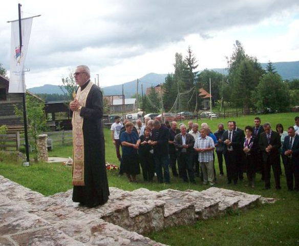Služenjem parastosa i polaganjem cvijeća na mjesnom spomen-obilježju Blatine-Pribanj na Palama je danas odata počast za 14 poginulih srpskih boraca u proteklom odbrambeno–otadžbinskom ratu