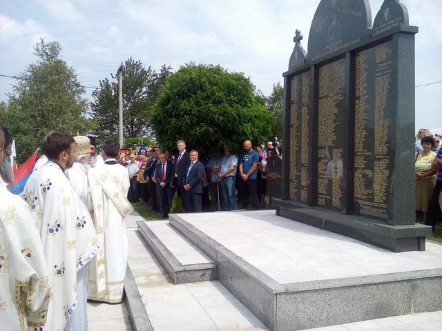 Na spomen-obilježje na Dugoj Njivi kod Modriče danas su povodom obilježavanja 24 godine od vojne akcije "Koridor" položeni vijenci i cvijeće za 413 pripadnika vojske i policije Republike Srpske i Republike Srpske Krajine
