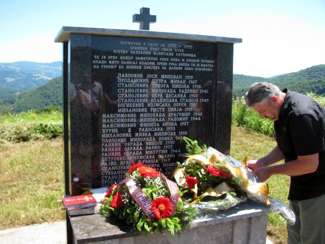 U srebreničkom selu Ratkovići danas su obilježene 24 godine od stradanja dvadeset četvoro Srba, većinom civila, među kojima šest starih i bolesnih žena, koje su muslimanske snage iz Srebrenice i okoline masakrirale i pobile na današnji dan 1992. godine