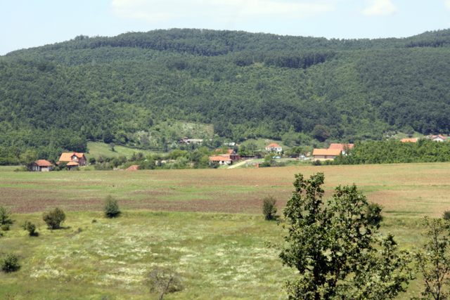 U selu Slivovo, oslonjenom na magistralni put Priština -Gnjilne, gase se domaćinstva, a po njivama novi vlasnici Albanci zasađuju malinjake i aroniju.