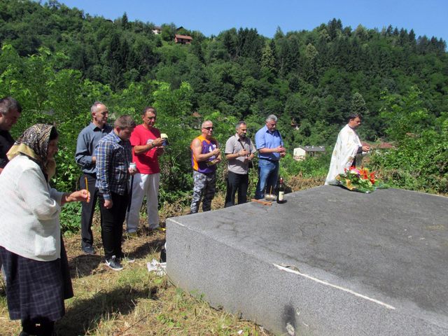 Kod spomen-kosturnice žrtvama ustaškog zločina u Srebrenici danas je služen parastos za više od 250 srpskih civila koje su ustaše ubile na drugi dan pravoslavnog praznika Svete Trojice 1943. godine u Srebrenici i treći dan Trojčindana na Zalazju.