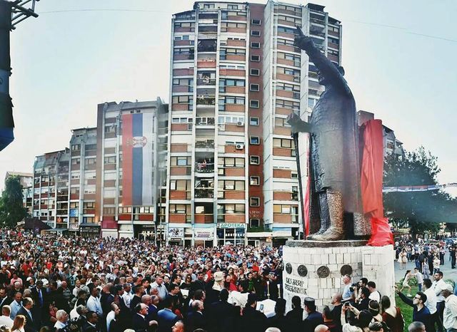 Direktor Kancelarije za Kosovo i Metohiju u Vladi Srbije Marko Đurić svečano je danas otkrio spomenik Svetom knezu Lazaru u sjevernom dijelu Kosovske Mitrovice.