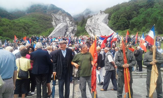 U Dolini heroja na Tjentištu danas su obilježeno 73 godine od Bitke na Sutjesci u kojoj je za tridesetak dana borbe 1943. godine poginulo 7.500 boraca