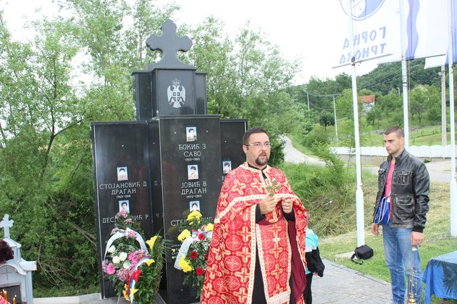 Pomen ispred Spomen-obilježja poginulim borcima