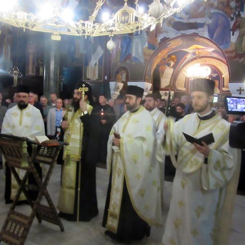 Vladika toplički Arsenije danas je uz blagoslov patrijarha srpskog Irineja u Crkvi Svetog Save u Beogradu služio parastos za pokoj duše generala Dragoljuba Draže Mihailovića, koji je strijeljan na današnji dan prije 70 godina, kao i za brojne neznane oficire, vojnike i rodoljube koji su poginuli za otadžbinu