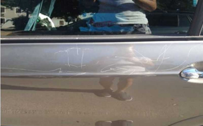 Beograđanima na vozilo urezali ustaške simbole