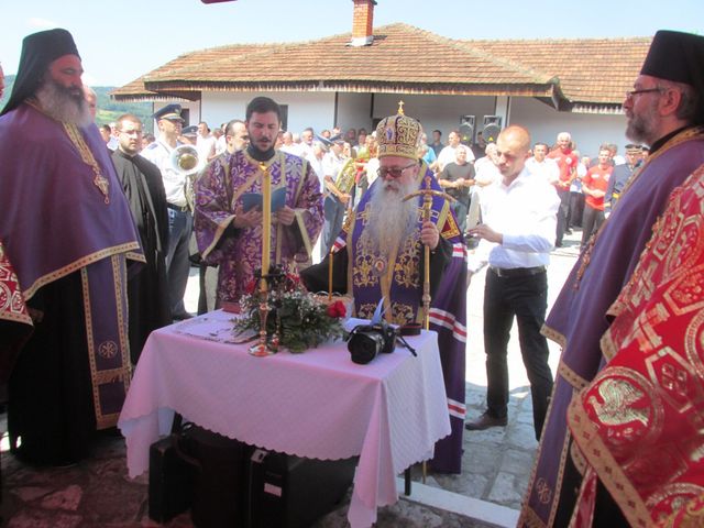 Parastosom na bratunačkom Gradskom groblju, koji predvodi Njegovo preosveštenstvo episkop zvorničko-tuzlanski Hrizostom i prisluživanjem svijeća za pokoj duša nastradalih, počelo je odavanje počasti i centralno obilježavanje stradanja oko 3.500 Srba iz Srednjeg Podrinja i Birča koje su ubili pripadnici takozvane Armije BiH tokom proteklog rata.