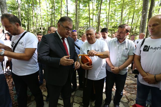Parastos nad Šaranovom jamom