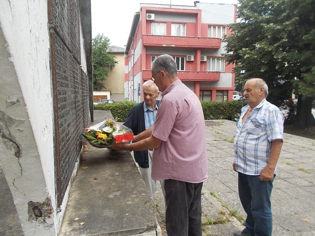Polaganjem vijenaca kod spomen-kosturnice poginulim borcima Narodnooslobodilačkog rata /NOR/ u Kotor Varošu je danas obilježen 4. juli - Dan borca, praznik ustanka naroda i narodnosti Jugoslavije protiv fašizma u Drugom svjetskom ratu.
