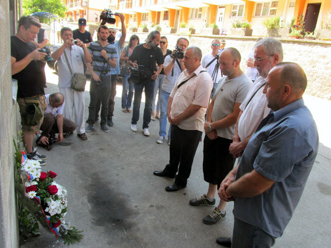 Odavanje počasti Srbima mučenim i ubijenim u srebreničkim logorimaFoto: SRNA
