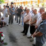 Прислуживањем свијећа за покој душа убијених и полагањем цвијећа код старе зграде полицијске станице, у Сребреници је почело одавање почасти Србима мученим и убијеним у сребреничким логорима у току посљедњег рата