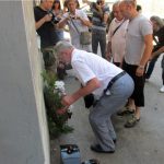 Прислуживањем свијећа за покој душа убијених и полагањем цвијећа код старе зграде полицијске станице, у Сребреници је почело одавање почасти Србима мученим и убијеним у сребреничким логорима у току посљедњег рата.