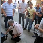 Прислуживањем свијећа за покој душа убијених и полагањем цвијећа код старе зграде полицијске станице, у Сребреници је почело одавање почасти Србима мученим и убијеним у сребреничким логорима у току посљедњег рата