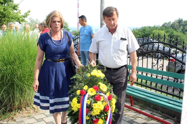 Predsjednik Skupštine opštine Ugljevik Đoko Simić i zamjenik načelnika opštine Ugljevik Cvjetana Dragonjić položili su vijenac na Spomen-obilježju za četiri poginula saborca i jednu civilnu žtrtvu odbrambeno-otadžbinskog rata, u Gornjem Zabrđu, kod Ugljevika