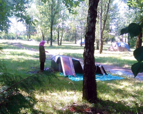 Policiji u Sanskom Mostu prijavljeno je da je jedna žena pere tepihe na spomen ploči Partizanskog spomen obilježja Šušnjar u Sanskom Mostu