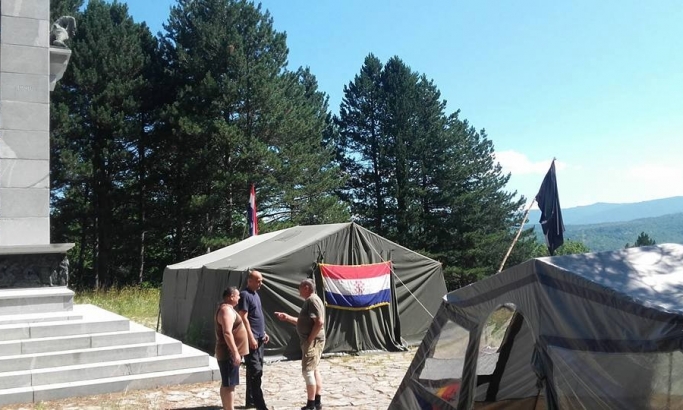 Šator proustaša pored spomenika Facebook/Drazenkeleminec