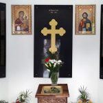 Njegovo preosveštenstvo episkop zvorničko-tuzlanski Hrizostom osveštao je u porti Crkve Svete Trojice u ozrenskom selu Tumare u Federaciji BiH spomen-kapelu na kojoj su uklesana imena 670 poginulih boraca i civila iz proteklog odbrambeno-otadžbinskog rata sa područja Ozrena i Vozuće.
