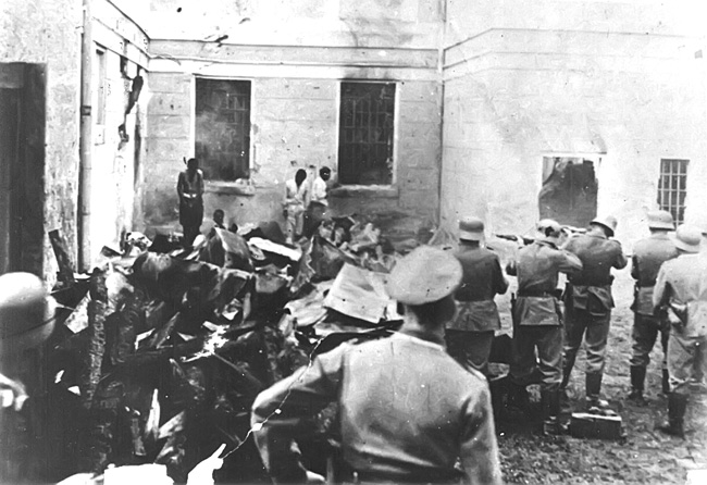 Немачки војници стрељају омладинце у логору Сајмиште (Фото Википедија)