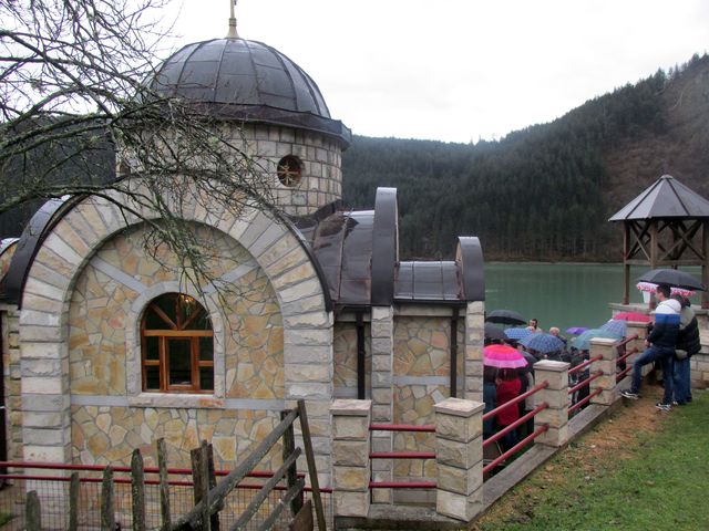 U Starom Brodu kod Višegrada danas je obilježena krsna slava spomen-kapele posvećene dabrobosanskim mučenicima, stradalim u Drugom svjetskom ratu
