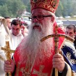 Njegovo preosveštenstvo episkop zvorničko-tuzlanski Hrizostom osveštao je u porti Crkve Svete Trojice u ozrenskom selu Tumare u Federaciji BiH spomen-kapelu na kojoj su uklesana imena 670 poginulih boraca i civila iz proteklog odbrambeno-otadžbinskog rata sa područja Ozrena i Vozuće