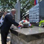 Цвијеће на спомен-обиљежје у Залазју код Сребренице положио је изасланик предсједника Републике Српске Миладин Драгичевић Фото: СРНА