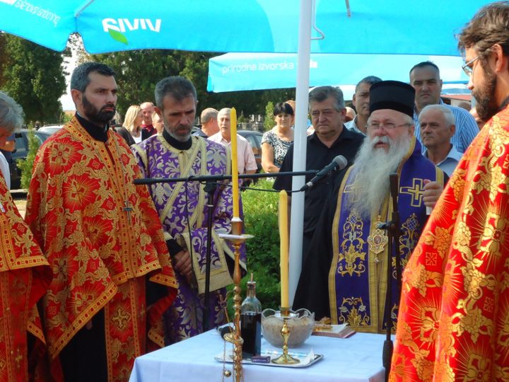 Njegovo preosveštenstvo episkop zvorničko-tuzlanski Hrizostom služio je danas na bijeljinskom groblju Pučile parastos za 75 mještana Smoluće, Potpeći i Tinje koji su poginuli 1992. godine braneći svoja opkoljena sela, ali i za sve srpske borce koji su stradali u odbrambeno-oradžbinskom ratu
