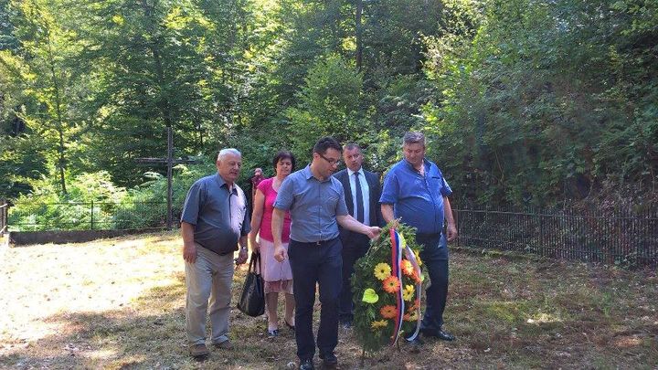 U zaseoku Vurune u Donjem Vodičevu, opština Novi Grad, danas su položeni vijenci i prislužene svijeće kod zajedničkog spomen-obilježja za 75 civilnih žrtava iz Drugog svjetskog rata