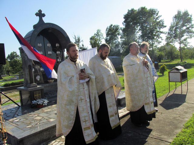 U Kruškovom Polju kod Šamca danas je, na Veliku Gospojinu, služen parastos za 14 poginulih boraca Vojske Republike Srpske /VRS/i tri civilne žrtve rata iz ovog mjesta