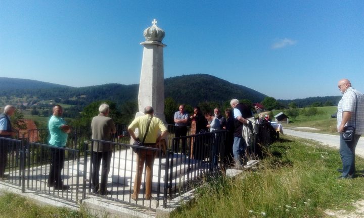 Spomenik Kralju Petru I oslobodiocu u mjestu Sjeversko iznad Borika, nedaleko Rogatice. Parastos služen 14. septembra 2016.