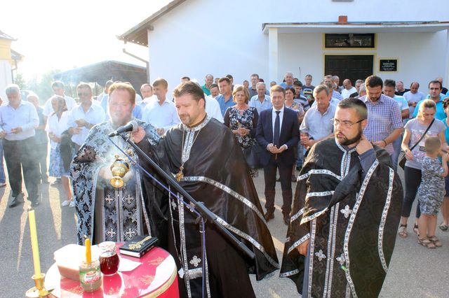 Služenje parastosa povodom 22 godine od zločina koje su muslimanske vojne snage počinile u Mezgraji kod Ugljevika gdje je poginulo pet boraca i tri srpska civila