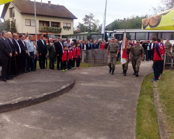Služenjem parastosa za poginule borce i polaganjem vijenaca danas je u Mašićima kog Gradiške obilježeno 25 godina od osnivanja 16. Krajiške motorizovane brigade Vojske Republike Srpske