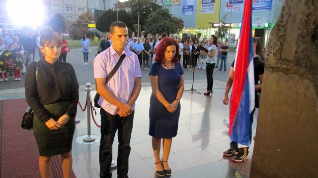 Parastosom i polaganjem vijenaca na centralni spomenik poginulim borcima večeras je u Bijeljini odata počast za 1.567 junaka koji su dali život za stvaranje Republike Srpske i odbranu slobode srpskog naroda
