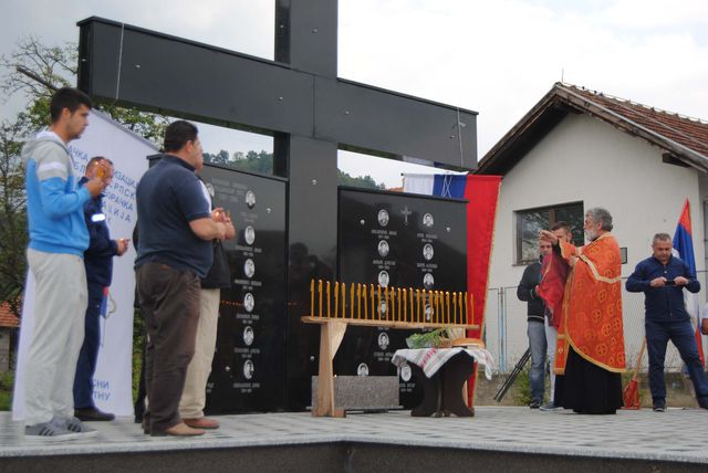 U naselju Čelopek kod Zvornika otkriven je danas Spomenik za 25 boraca Vojske Republike Srpske, koji su poginuli u odbrambeno-otadžbinskom ratu