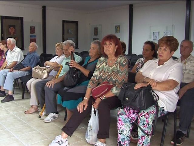 Članovi Udruženja bivših logoraša iz Drugog svjetskog rata i njihovih potomaka iz Banjaluke, koji su kao djeca prošli strahote jasenovačkih logora, pogledali su danas u Spomen-području "Donja Gradina" memorijalnu izložbu slika o jasenovačkim žrtvama