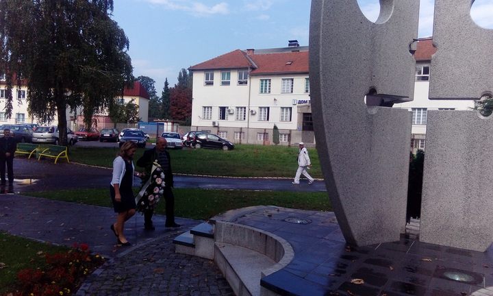 Predstavnici Opštinske organizacije porodica poginulih i zarobljenih boraca i nestalih civila Gradiška položili su danas vijenac i upalili svijeće na centralnom spomen-obilježju poginulim borcima odbrambeno-otadžbinskog rata u Gradišci povodom obilježavanja 15. septembra, Dana poginulih i nestalih boraca