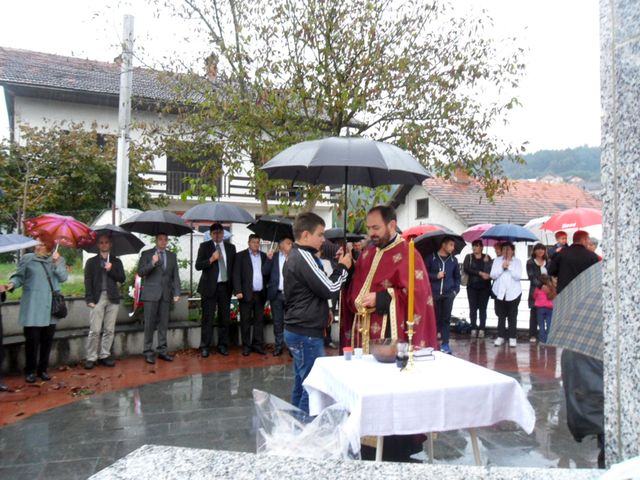 Kod spomen-obilježja stradalim civilima u neselju Tunjica kod Novog Grad jutros je služen parastos, položeni vijenci i prislužene svijeće u znak sjećanja na žrtve napada regularne Vojske Hrvatske na zapadne granice Republike Srpske 18. i 19. septembra 1995. godine