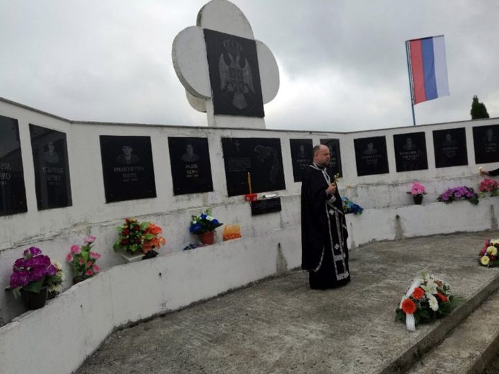Gracima, opština Mrkonjić Grad, danas je služen parastos za 11 poginulih i jednog nestalog borca odbrambeno-otadžbinskog rata sa područja ove mjesne zajednice