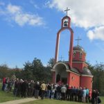 U crkvi Svete Velikomučenice Marine u Podravanju kod Srebrenice služen je parastos za 60 mještana ovog sela poginulih u proteklom ratu, od kojih su 32 civila i vojnika ubijena na današnji dan 1992. godine.