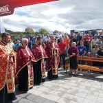Jelenka i Jovan Serdar, djeca preživjelih mještana sela Serdari, otkrili su danas spomen-obilježje za 16 nevino stradalih Srba koje su prije 24 godine ubili, a potom masakrirali pripadnici hrvatsko-muslimanskih snaga.Osveštanje spomen-obilježja, u prisusutvu članova porodica stradalih i brojnih građana, obavio je arhijerejski protonamjesnik Milenko Narić uz sasluženje sveštenstva Srpske pravoslavne crkve