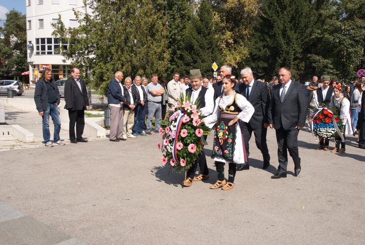 Polaganjem vijenaca ispred centralnog spomenika poginulim borcima odbrambeno-otadžbinskog rata "Za krst časni" i prisluživanjem svijeća u Spomen-kompleksu "Kameni cvijet" počelo je obilježavanje 25 godina od formiranja prijedorskih brigada - 43. motorizovane i Pete kozarske pješadijske brigade Vojske Republike Srpske