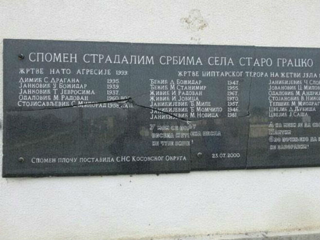 Razbijena ploča Foto: TANJUG