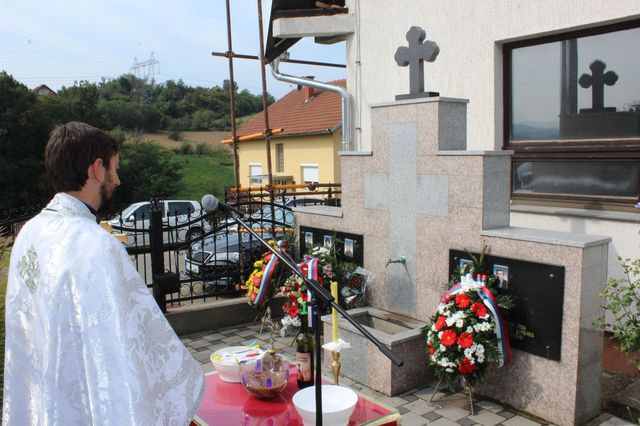Polaganjem cvijeća i paljenjem svijeća isred spomenika borcima palim u odbrambeno-otadžbinskomratu u Gornjem Zabrđu kod Ugljevika, održan je pomen-parastos za petoricu pripadnika Vojske Republike Srpske /VRS/