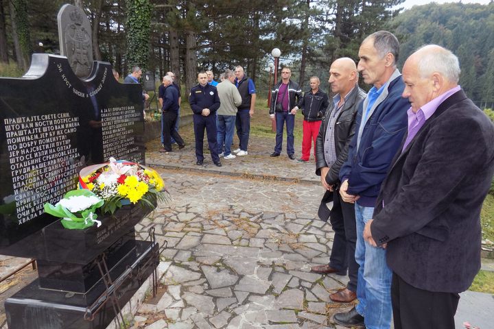 Parastosom za poginule pripadnike jedinice, koji je služen u Crkvi Svetih apostola Petra i Pavla, te paljenjem svijeća i polaganjem cvijeća kod spomen-obilježja u Vojničkom groblju, u Vlasenici su Dan jedinice obilježili veterani Jurišnog odreda Prve birčanske brigade Vojske Republike Srpske